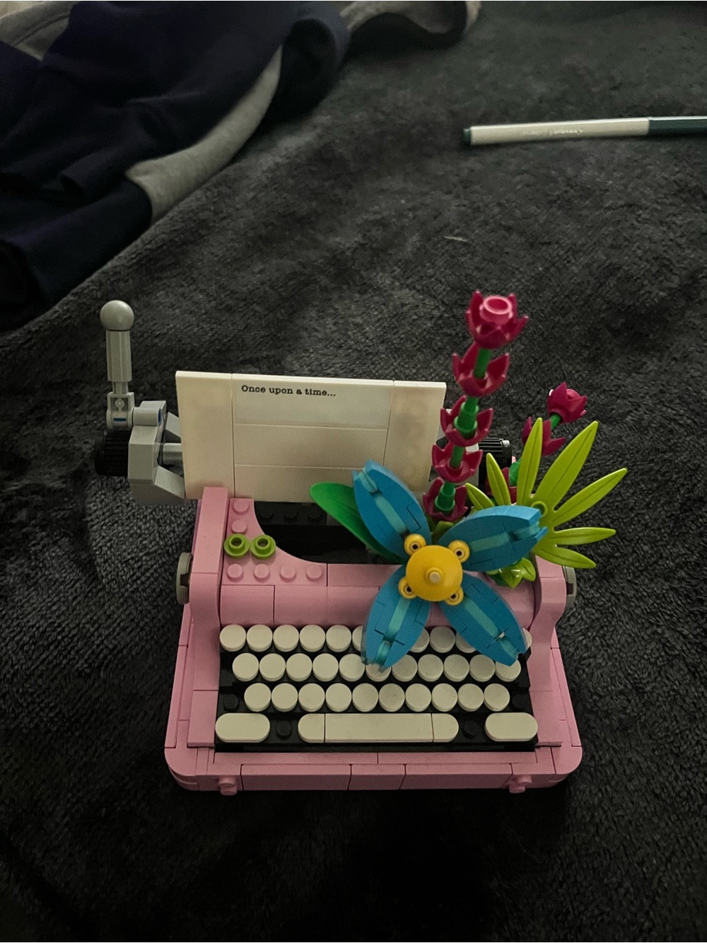 Adorable pink floral LEGO typewriter display piece 🌸💗